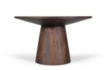 De Tafel 'Tommy' is een 130 cm ronde tafel gemaakt van bruin mangohout, met een breed rond blad en een stevig conisch onderstel in een modern, minimalistisch ontwerp, afgebeeld op een effen witte achtergrond.