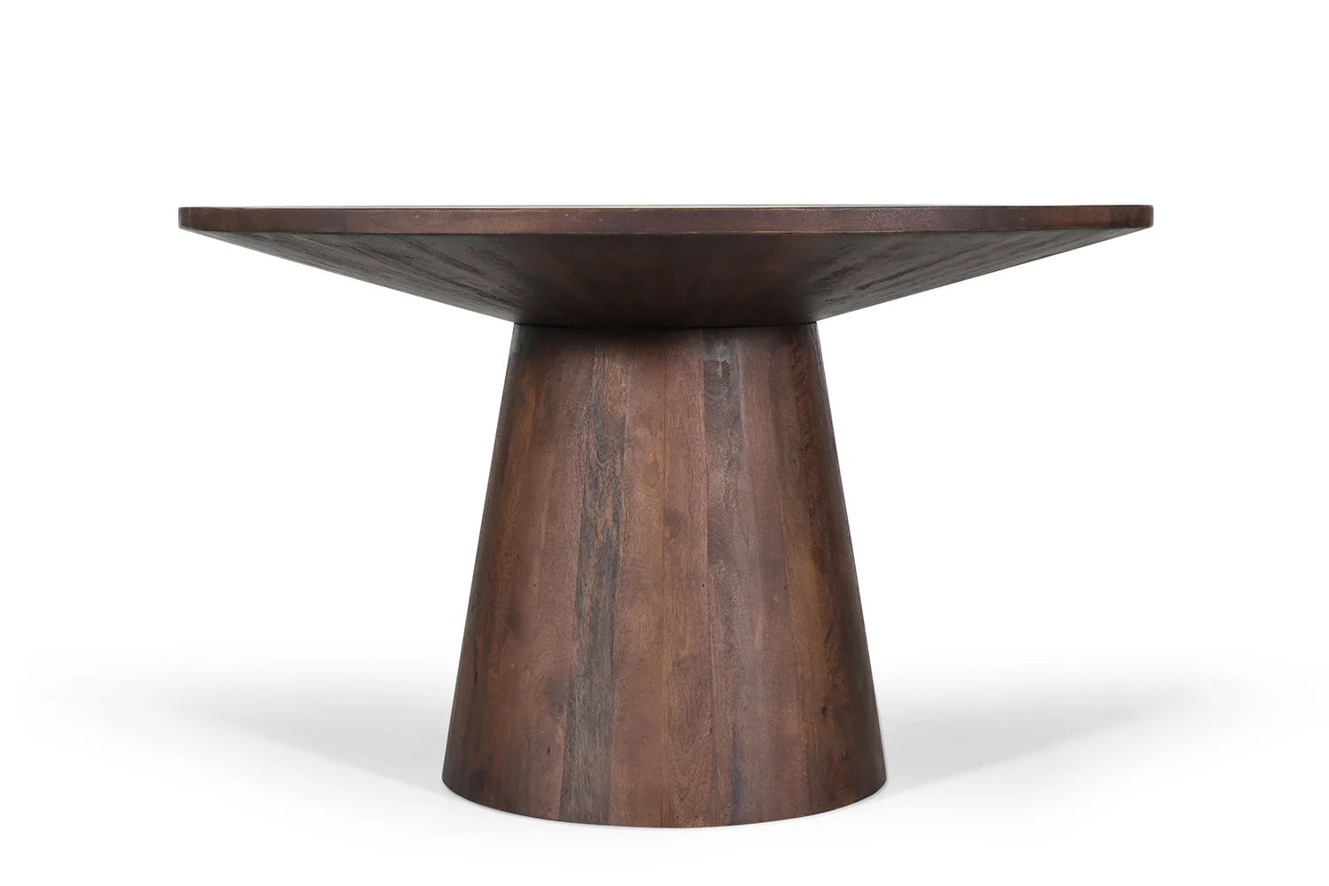 De Tafel 'Tommy' is een 130 cm ronde tafel gemaakt van bruin mangohout, met een breed rond blad en een stevig conisch onderstel in een modern, minimalistisch ontwerp, afgebeeld op een effen witte achtergrond.