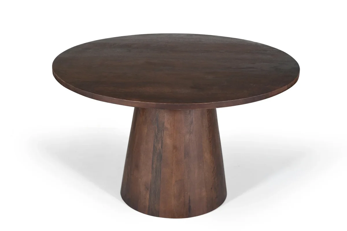 De Tafel 'Tommy' 130 cm is een ronde eettafel van bruin mangohout met een glad blad en een breed, kegelvormig voetstuk, afgebeeld tegen een effen witte achtergrond.