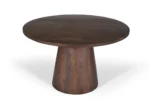 De Tafel 'Tommy' 130 cm is een ronde eettafel van bruin mangohout met een glad blad en een breed, kegelvormig voetstuk, afgebeeld tegen een effen witte achtergrond.