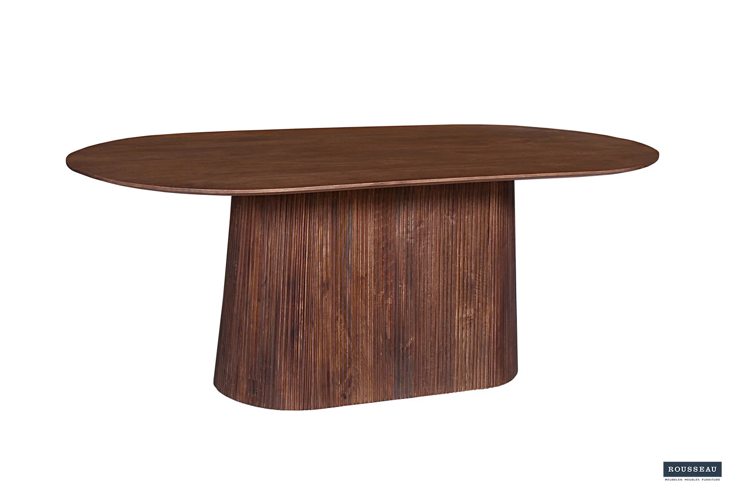 De Tafel 'Miguel' is een moderne 200 cm ovale eettafel gemaakt van mangohout met een lichtbruine afwerking en een breed, gebogen voetstuk met verticale groeven.