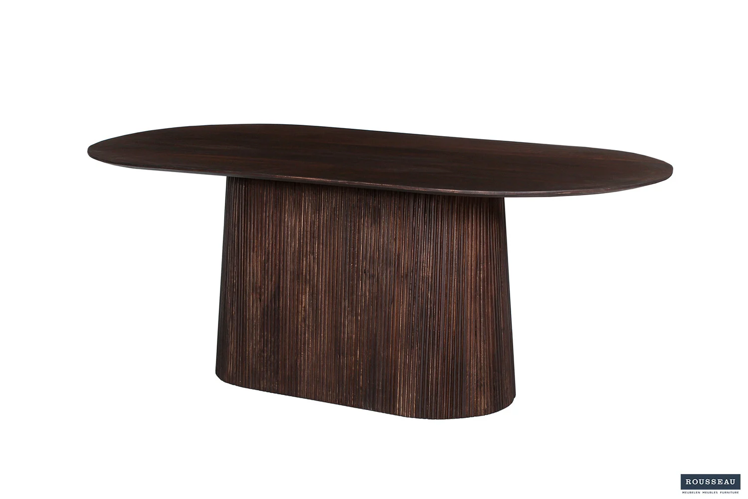 De Tafel 'Miguel' is een 200 cm ovale eettafel gemaakt van donkerbruin mangohout, met een brede, gebogen voet voor een moderne, minimalistische uitstraling.