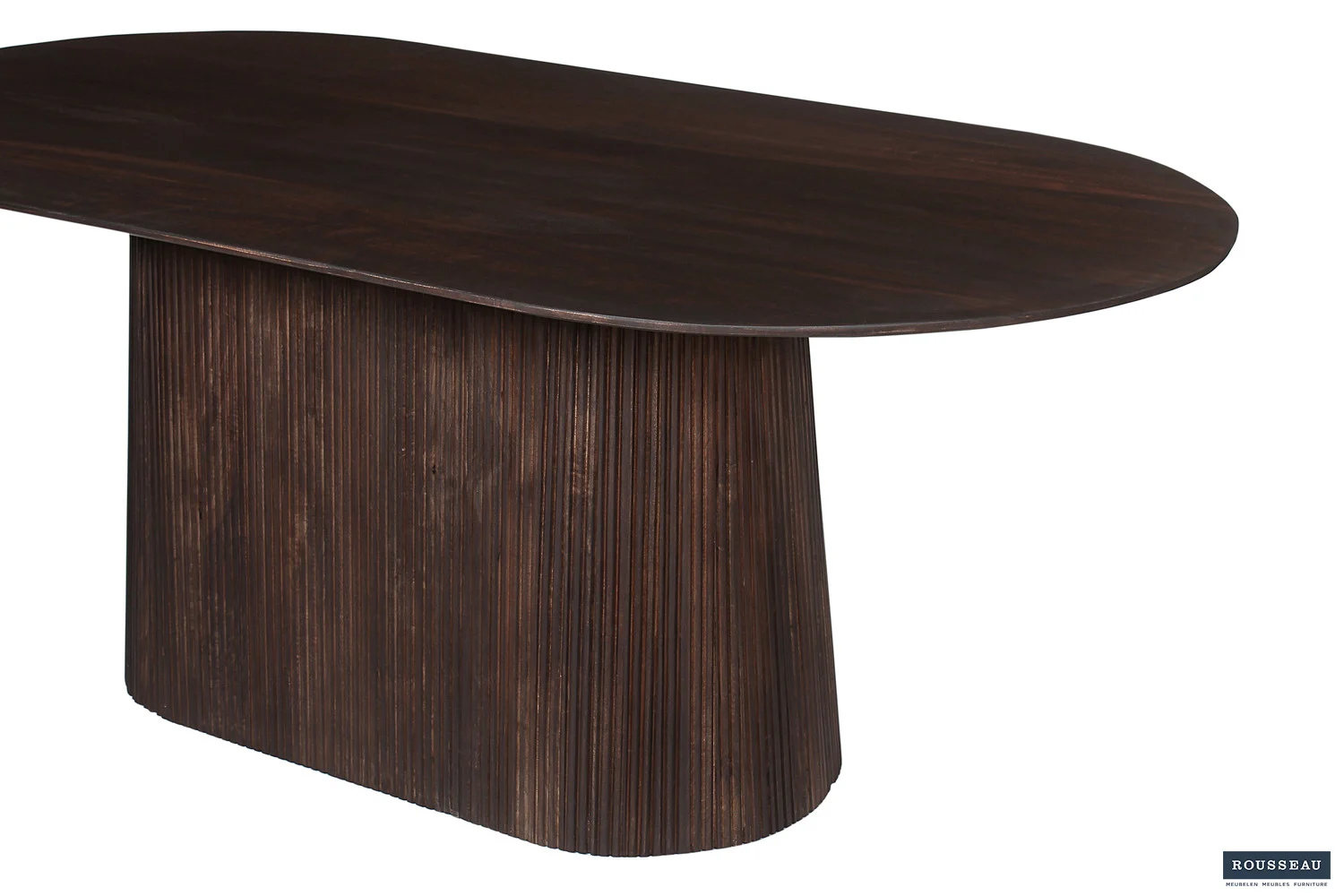 De Tafel 'Miguel' is een 200 cm ovale eettafel gemaakt van donkerbruin mangohout, met een brede, gestructureerde voet en een glad, plat tafelblad met een modern, minimalistisch ontwerp.