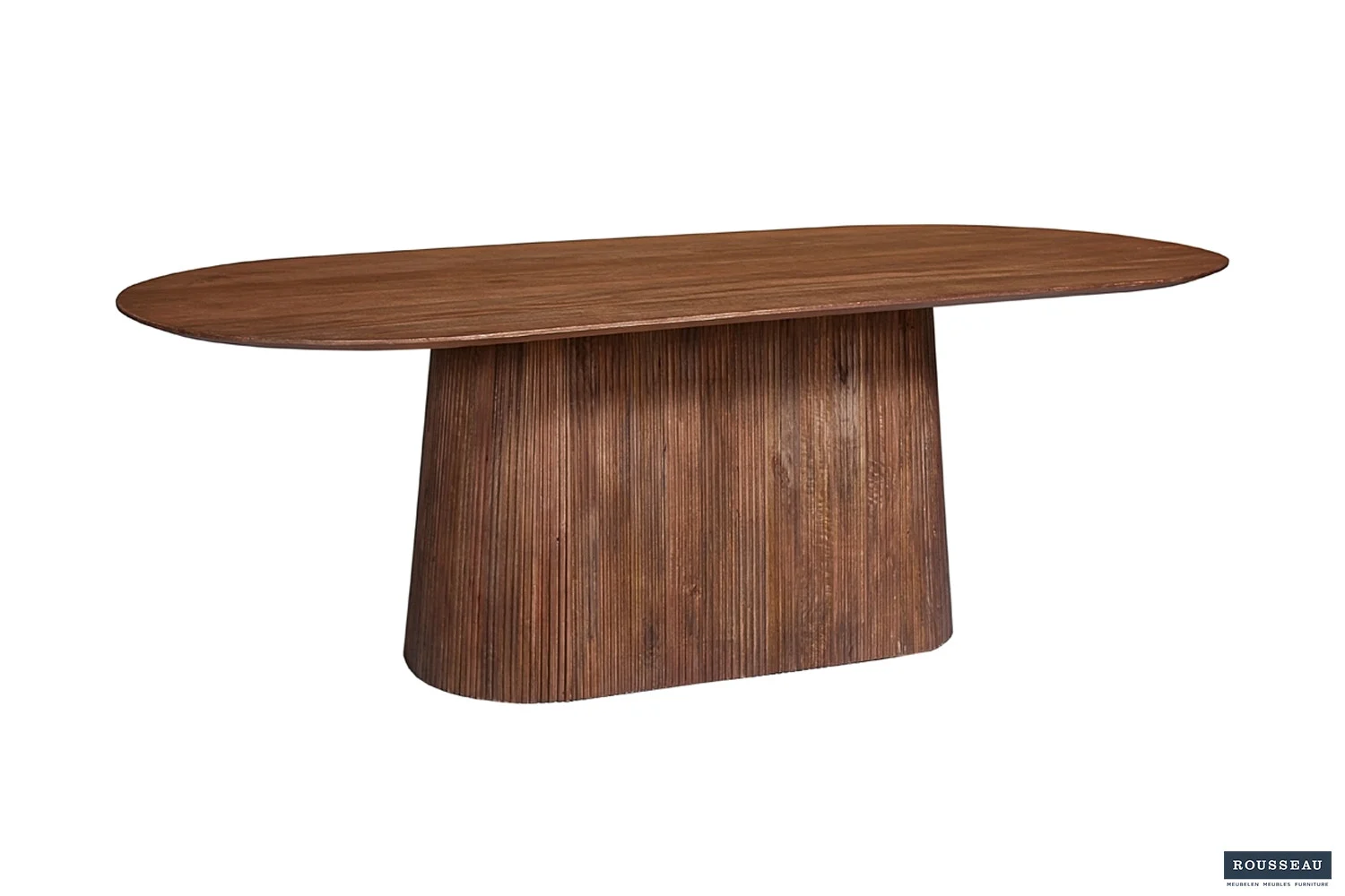 De Tafel 'Miguel' 230 cm is een ovale eettafel van mangohout met een lichtbruine afwerking, met een brede voet met structuur en strakke, minimalistische lijnen.