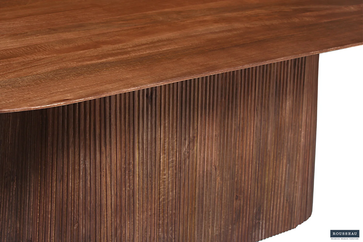 Close-up van de Tafel 'Miguel' 230 cm Ovaal van lichtbruin mangohout, met een gladde, ronde bovenkant en verticaal gegroefde cilindrische basis die de natuurlijke nerf en kleur benadrukt.