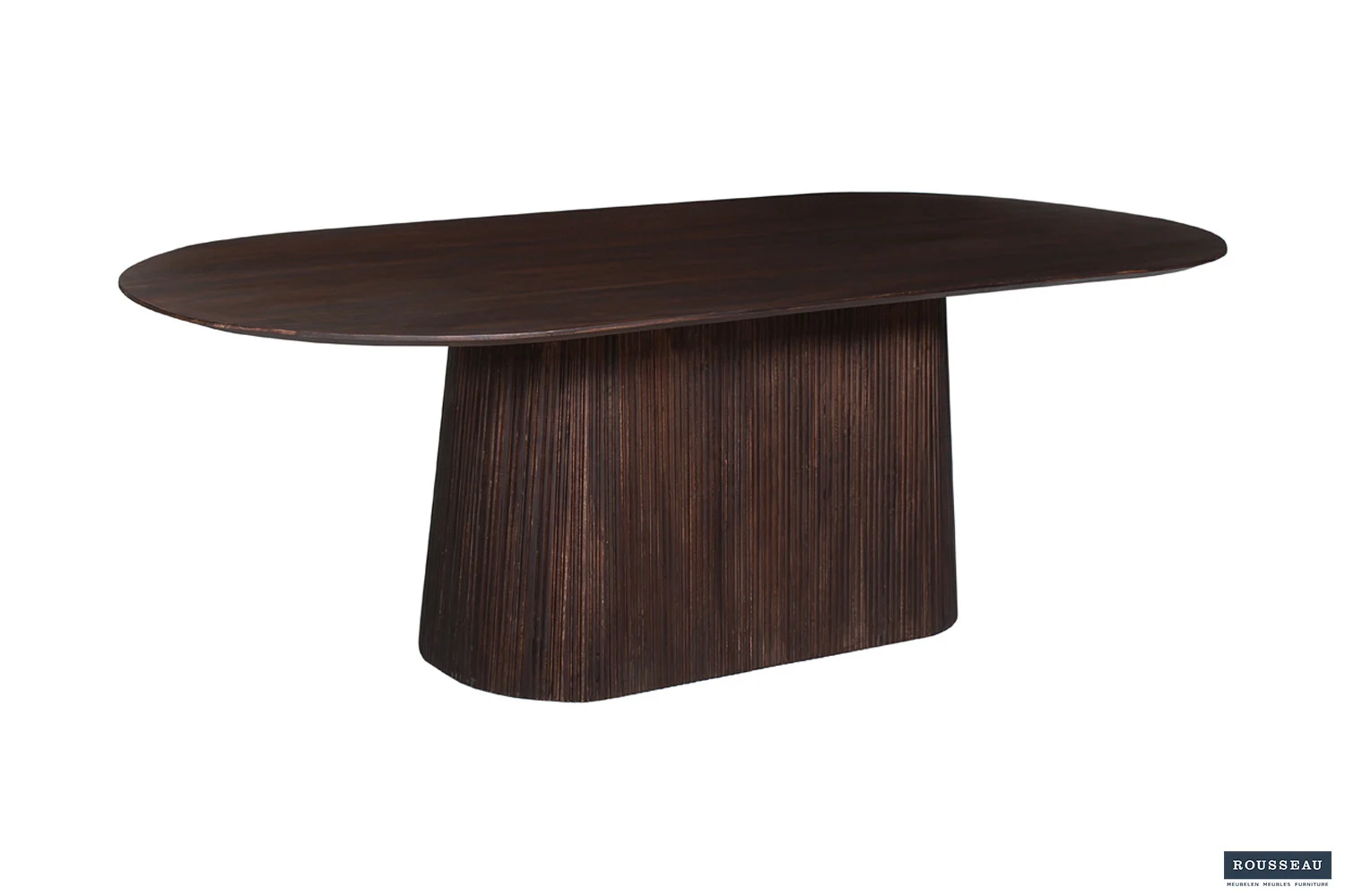 De Tafel 'Miguel' is een ovale eettafel van 230 cm gemaakt van donkerbruin mangohout met een brede, gebogen voet met verticale structuurlijnen.