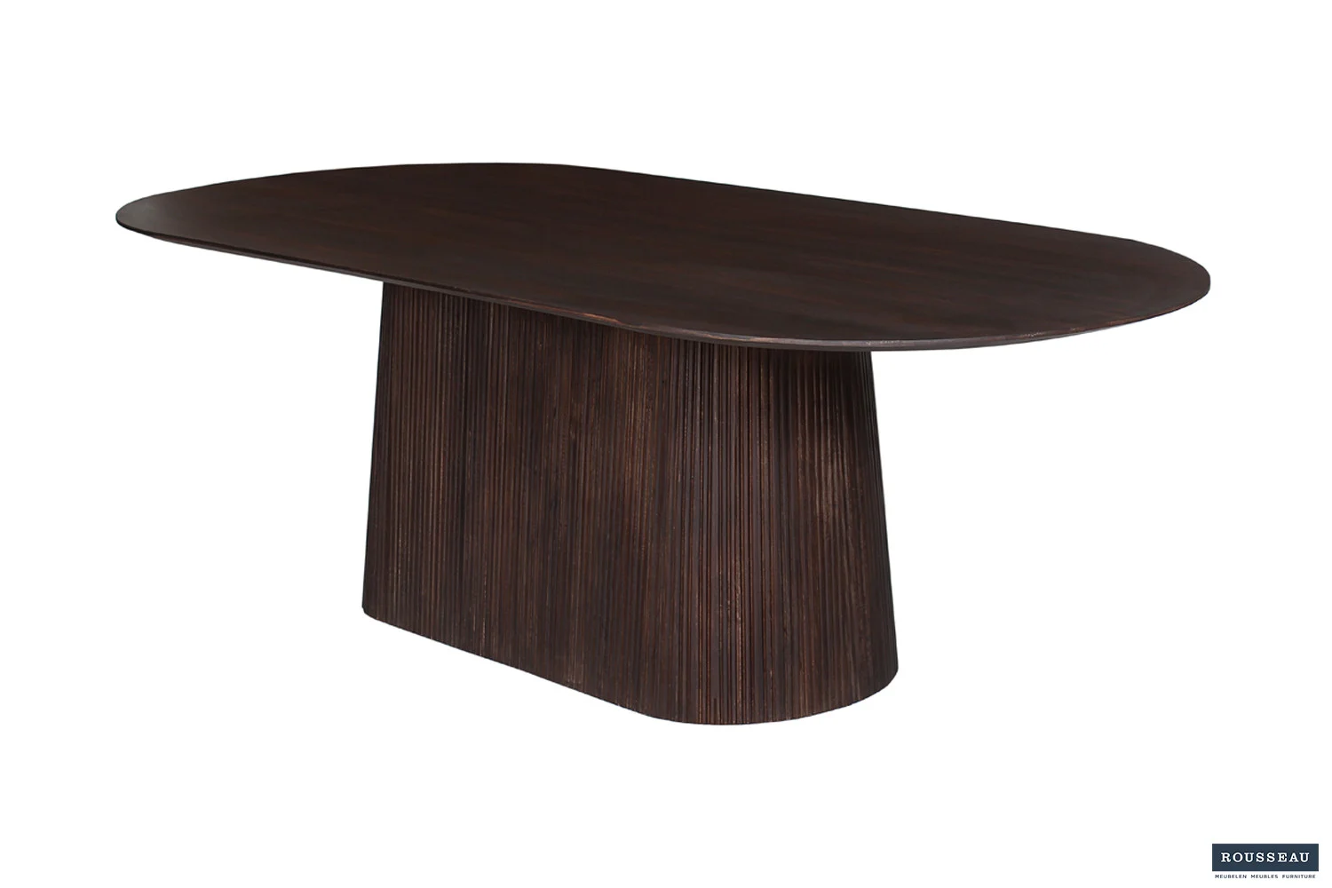 Tafel 'Miguel' 230 cm is een ovale eettafel van donkerbruin mangohout met een brede geribbelde voet, gladde afgeronde hoeken en een modern minimalistisch ontwerp.