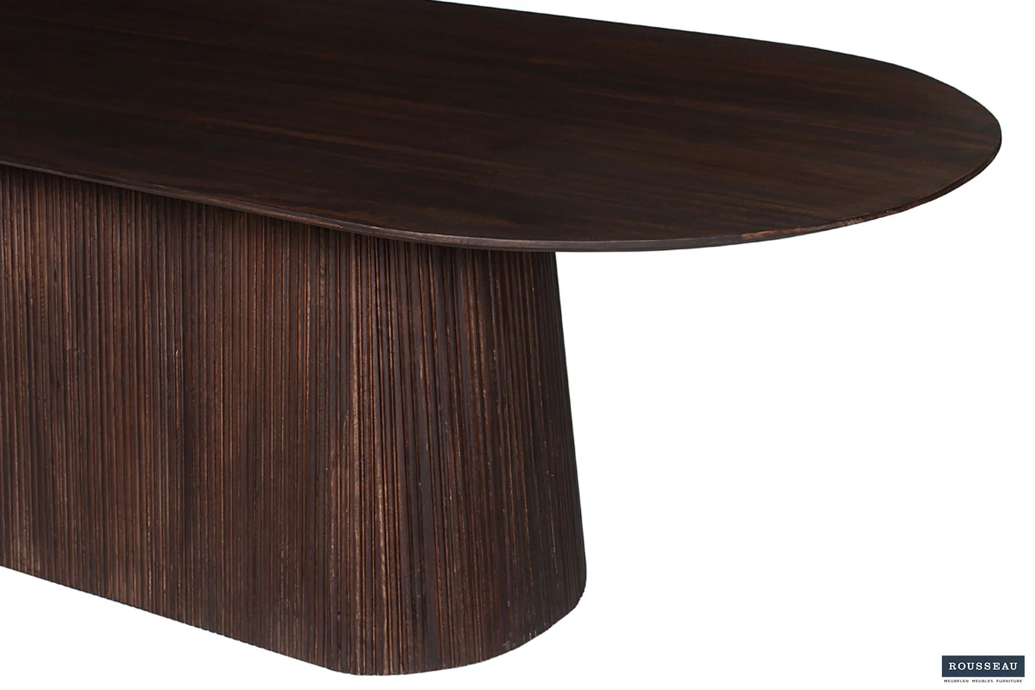 Een close-up van de 'Tafel Miguel'- een ovale eettafel van 230 cm in donkerbruin mangohout, met een geribbeld onderstel en een strak, minimalistisch ontwerp.