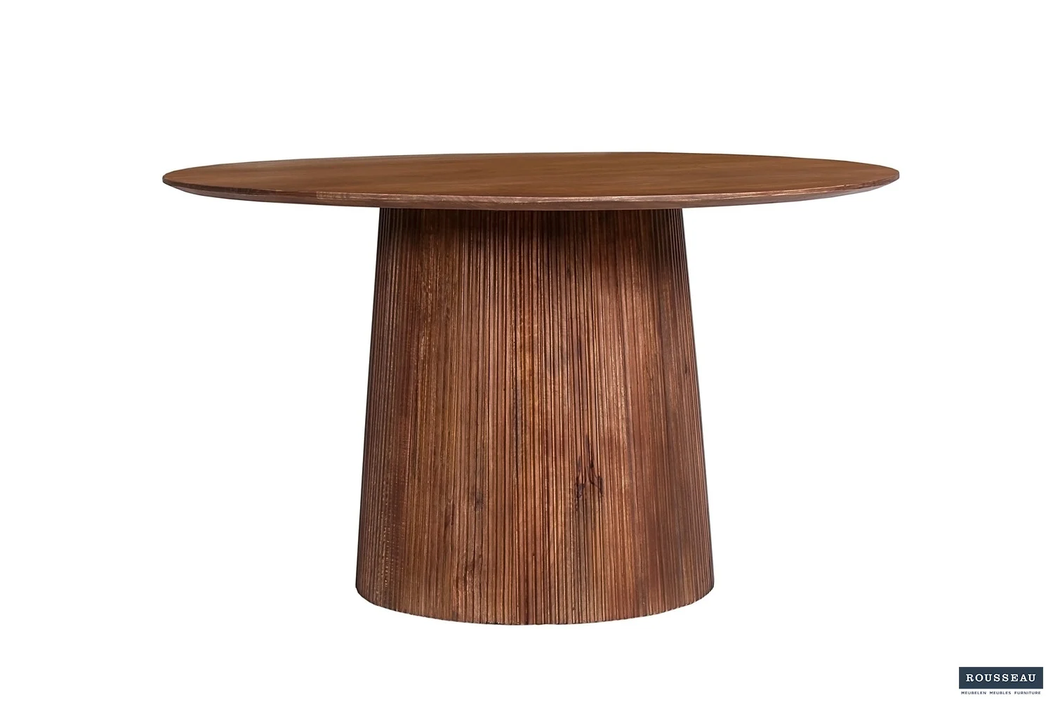 Tafel 'Miguel' 130 cm rond is gemaakt van lichtbruin mangohout, met een brede, vlakke bovenkant en een stevige cilindrische basis met verticale groeven.