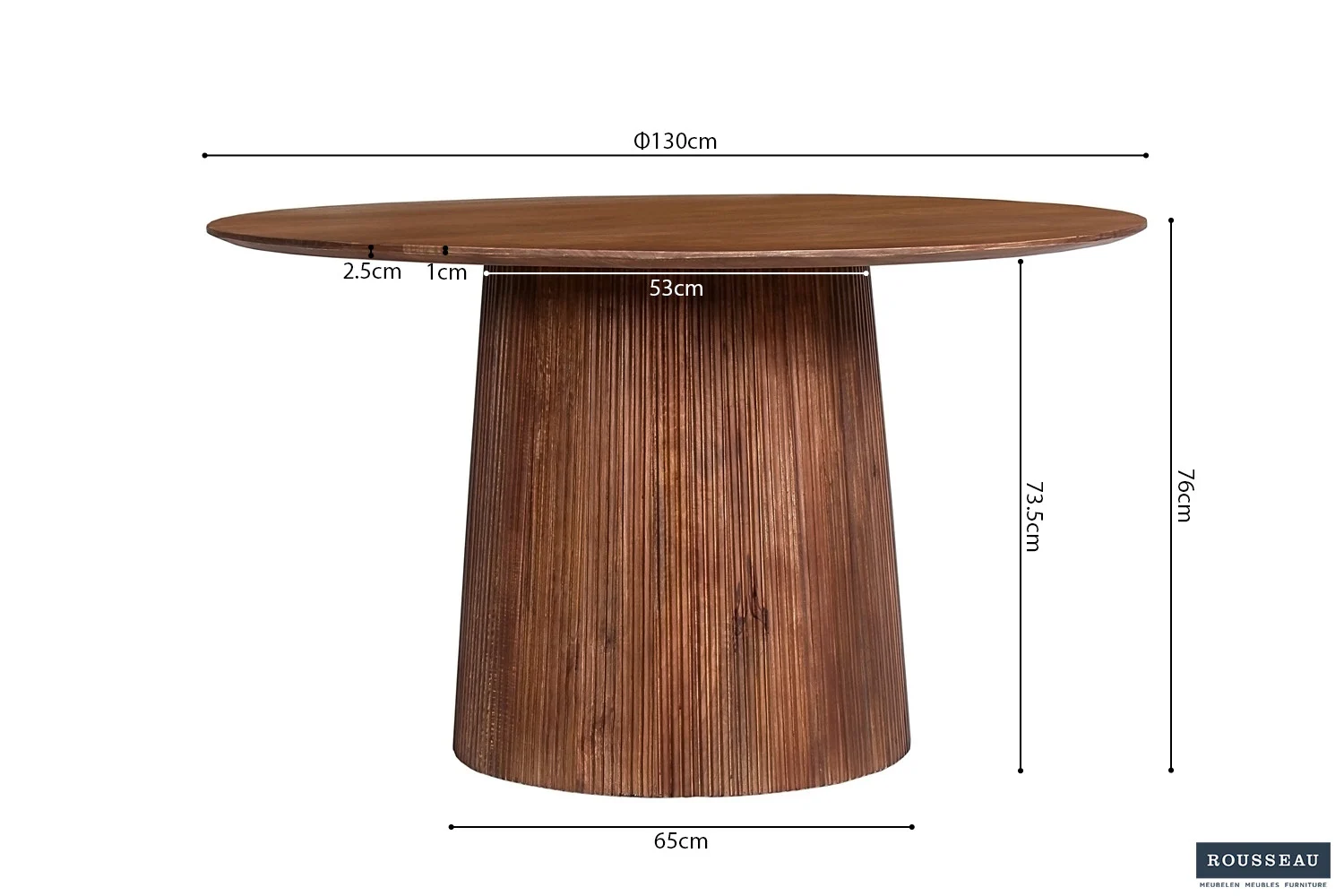 Tafel 'Miguel' 130 cm Rond Mango hout Lichtbruin: ronde houten tafel met brede cilindrische poot. Afmetingen: 130cm diameter blad, 76cm hoog, poot 65cm breed. Zijaanzichten tonen maten: 2,5cm, 1cm, 53cm en 73,5cm. Rousseau-logo rechtsonder.