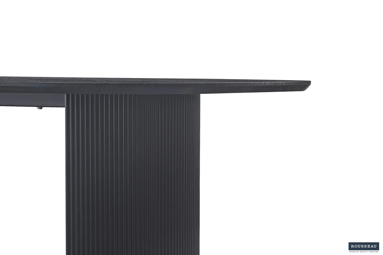 Close-up van de Tafel 'Lagos' 200 cm Ovaal Decor Donkerbruin met een moderne, geribbelde donkere basis en een glad ovaal blad tegen een witte achtergrond. Rechtsonder staat een klein logo.