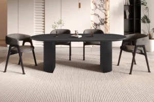 Een moderne eetkamer met de 'Lagos' ovale tafel van 220 cm in donkerbruin, vier grijze stoelen met kussens, een licht gestreept tapijt, minimale inrichting, beige muren, een marmeren accent en wat planten op de achtergrond.