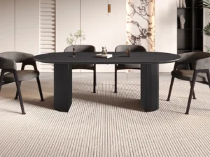 Een moderne eetkamer met de 'Lagos' ovale tafel van 220 cm in donkerbruin, vier grijze stoelen met kussens, een licht gestreept tapijt, minimale inrichting, beige muren, een marmeren accent en wat planten op de achtergrond.