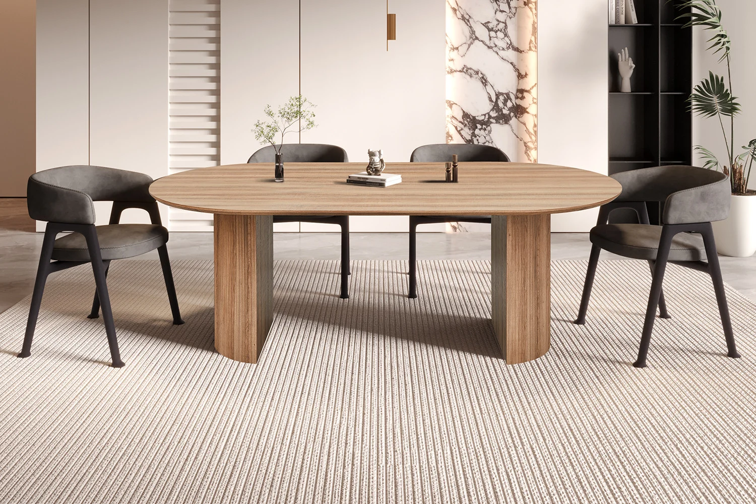 UITVERKOOP - Tafel 'Lagos' 220 cm Ovaal Decor Oude eik met vier zwarte gestoffeerde stoelen op een licht vloerkleed, in een modern ingerichte kamer met beige muren, planten, wandplanken en een decoratief marmeren paneel.