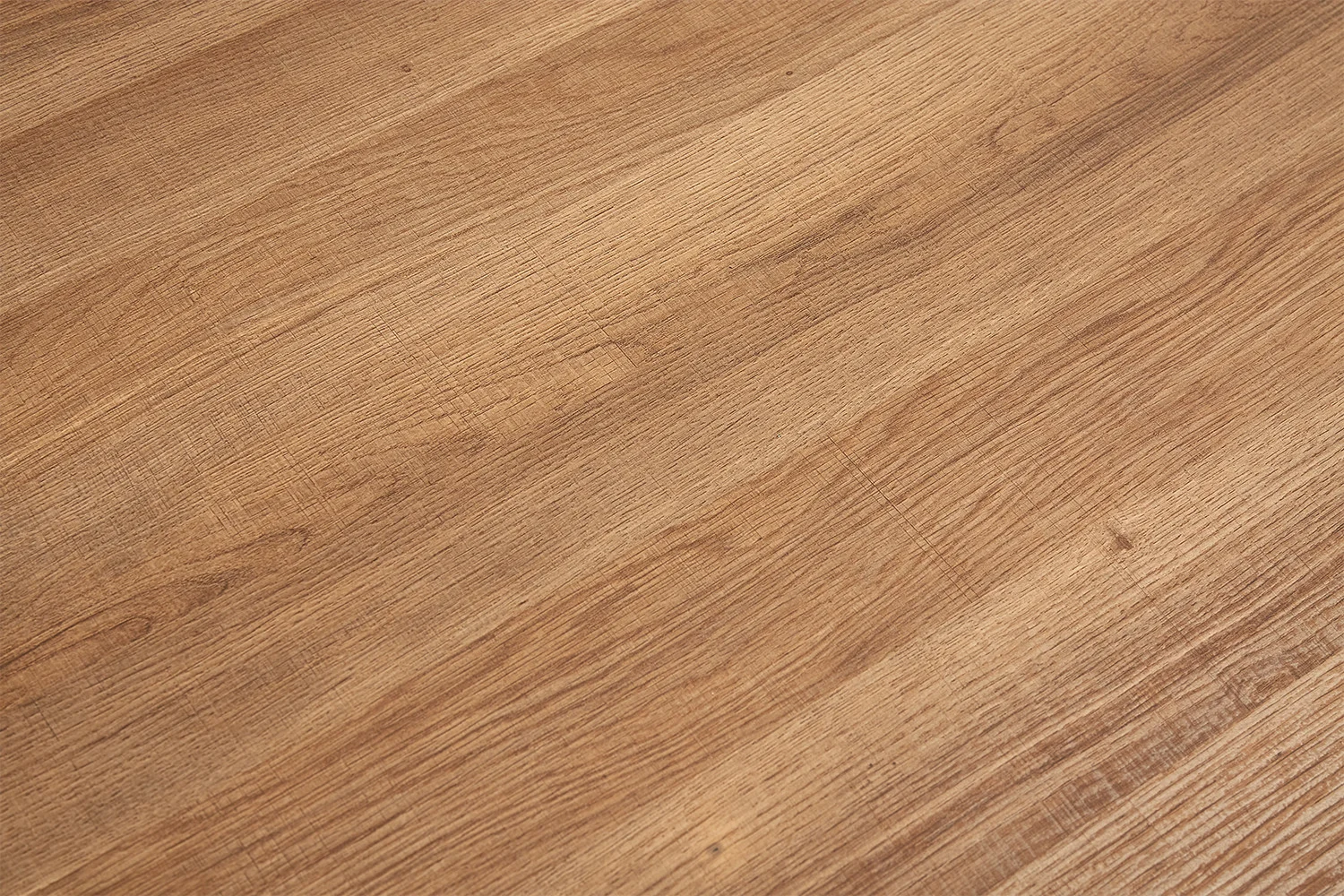 Een close-up van de UITVERKOOP - Tafel 'Lagos' 220 cm Ovaal Decor Oude eik toont het lichtbruine houten oppervlak en de duidelijke diagonale houtnerfpatronen.