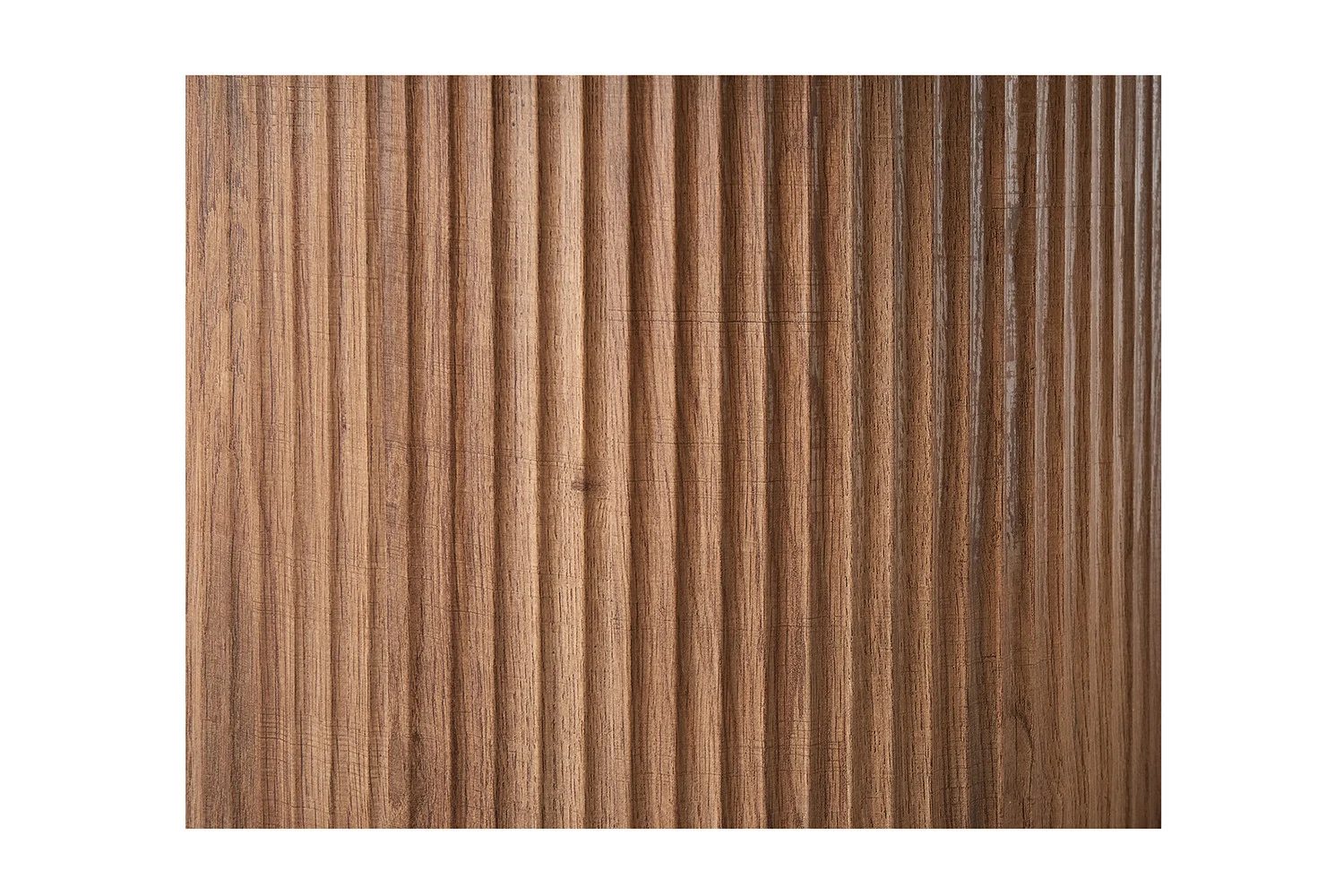 De close-up van UITVERKOOP - Tafel 'Lagos' 220 cm Ovaal Decor Oude eik laat een middelbruin houten oppervlak zien met zichtbare nerven en verticale, gelijkmatig verdeelde groeven, die een geribbelde textuur en opvallend patroon creëren.