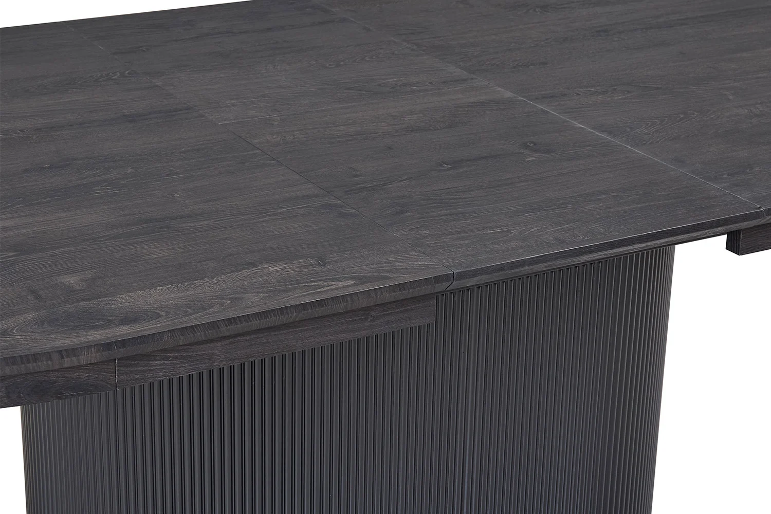 Een close-up van de Uitschuifbare tafel 'Lagos' 180-220 cm Ovaal Decor Donkerbruin, met een donkerhouten ovalen blad met zichtbare nerf en een gestructureerde lattenbodem.