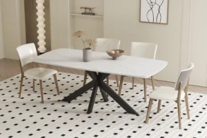 Een moderne eetkamer met de Tafel 'Apollo' 180 cm Deens Ovaal Steen Wit, vier witte stoelen met houten poten, een vloerkleed met patroon, decoratieve vazen met gedroogde bloemen en minimalistische muurkunst in neutrale tinten.