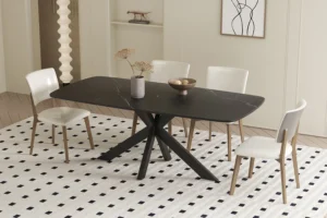 Een moderne eetkamer met de Tafel 'Apollo' 180 cm Deens Ovaal Steen Zwart, vier witte stoelen, een vloerkleed met patroon, minimalistische inrichting, een ingelijst abstract kunstwerk en decoratieve objecten die op planken staan.