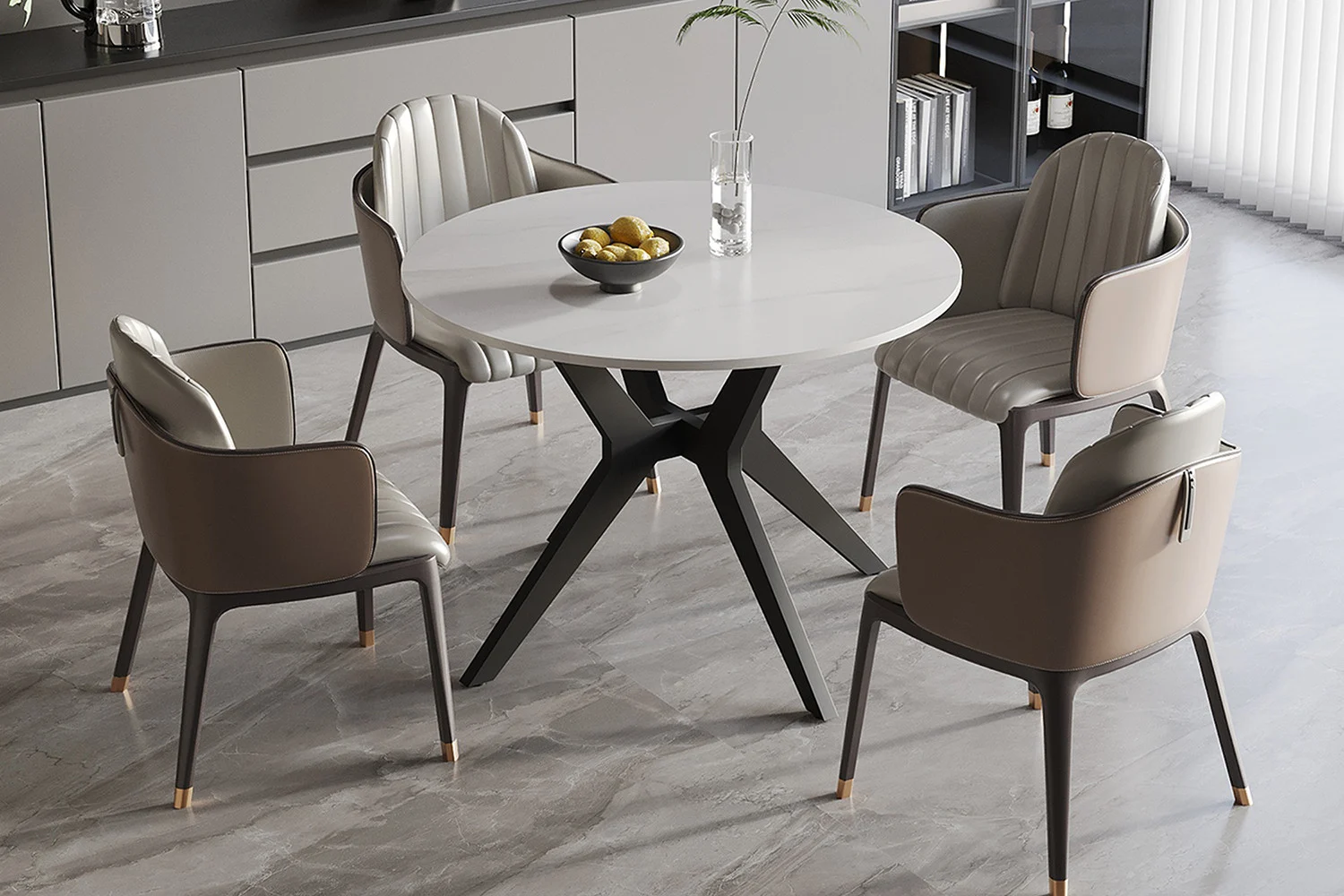 Een moderne eethoek met de Tafel 'Apollo' 110 cm Rond Glanzend Steen Sneeuwwit, vier beige gecapitonneerde stoelen, een fruitschaal en een glazen vaas op een grijs marmeren vloer met strakke kasten op de achtergrond.