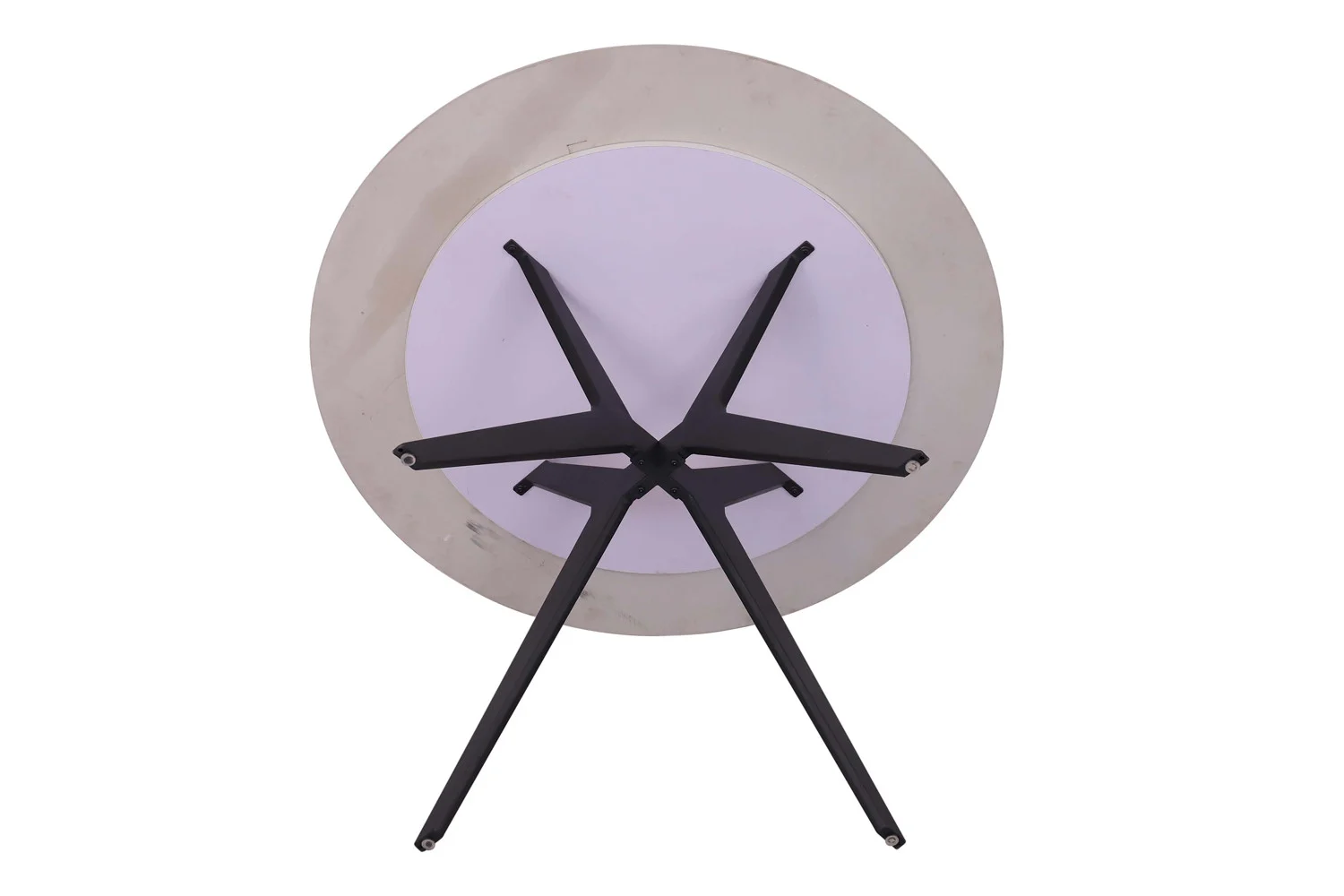 De 'Apollo' tafel (110 cm rond) in glanzende sneeuwwitte steen wordt van bovenaf en ondersteboven getoond, waardoor het lichtgekleurde tafelblad en de naar buiten geplaatste zwarte metalen poten worden benadrukt.