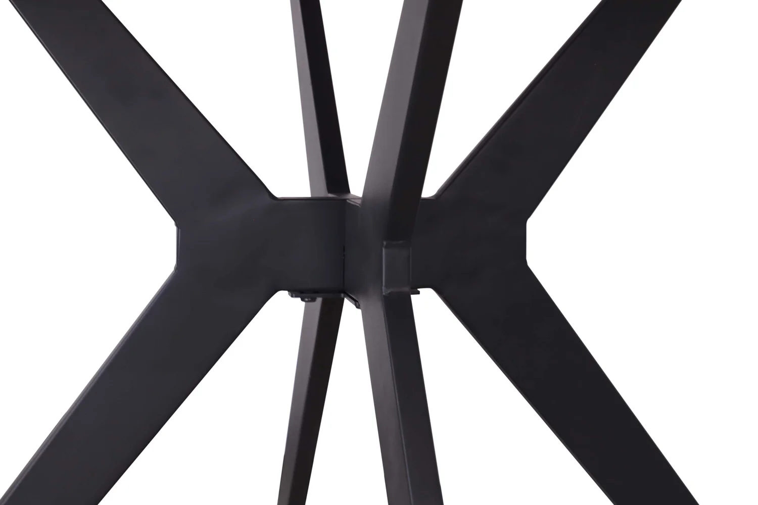 Close-up van elkaar kruisende zwarte metalen poten op de Tafel 'Apollo' 110 cm Rond Glanzend Steen Sneeuwwit, die een X-vormig patroon vormen in het midden.