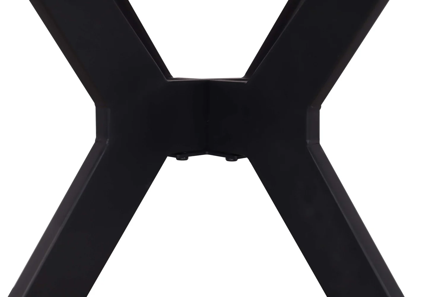 De Tafel 'Apollo' 110 cm Rond Glanzend Steen Sneeuwwit heeft zwart metalen poten in een X-vorm die elkaar kruisen tegen een witte achtergrond, waardoor de elegante centrale verbinding onder het glanzend witte ronde tafelblad wordt benadrukt.