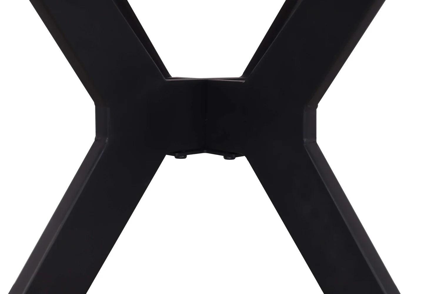 Close-up van het zwarte metalen X-vormige pootstel van de ronde tafel 'Apollo' van 110 cm, met glanzende Italiaanse grijze steen tegen een witte achtergrond.