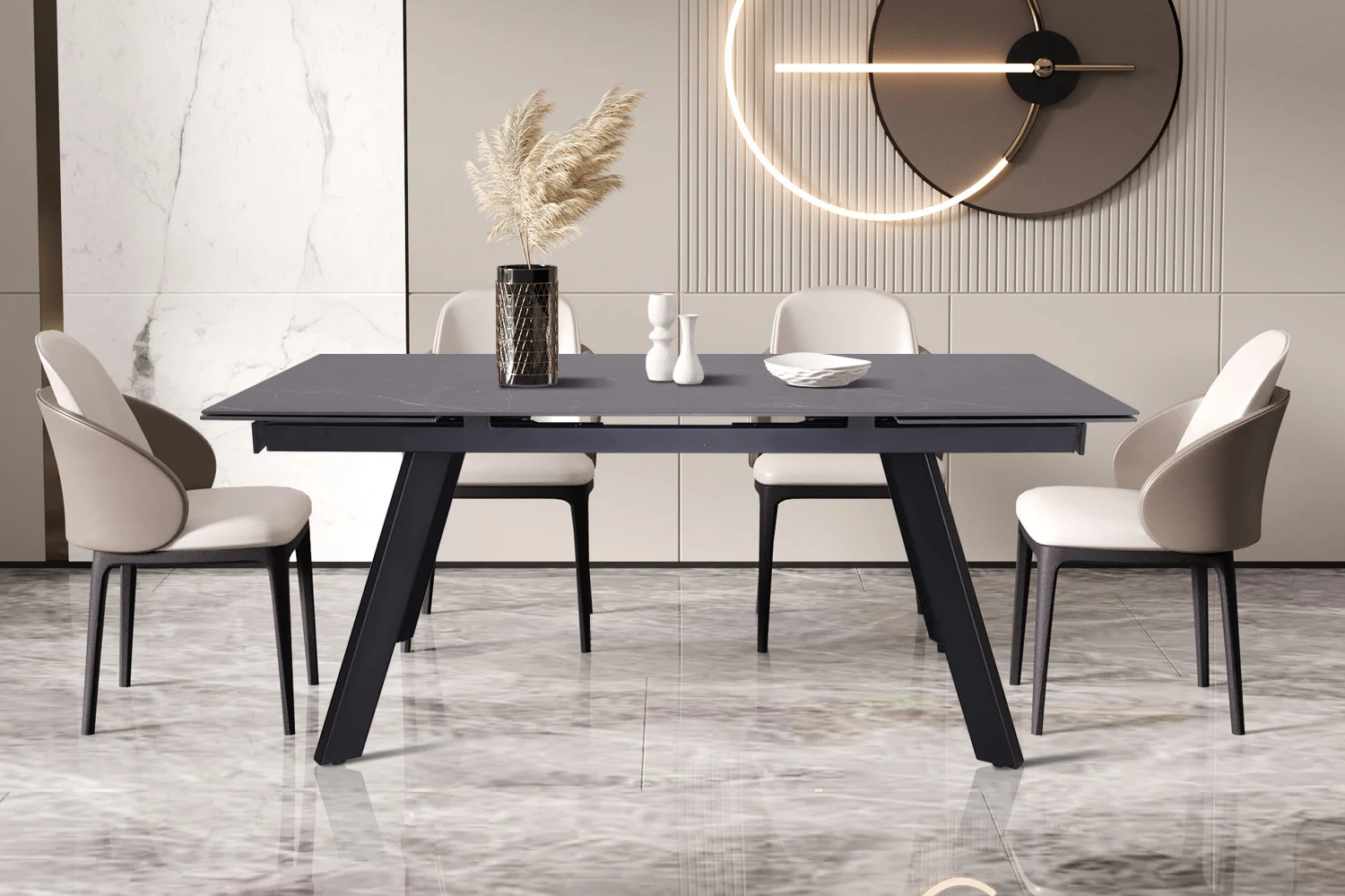 Een moderne eetkamer met de Uitschuifbare tafel 'Hera' 160-240 cm Rechthoekig Steen Zwart, vier beige stoelen, een vaas met gedroogd pampagras, keramisch decor, marmeren vloeren en een wandklok met cirkelvormig licht.