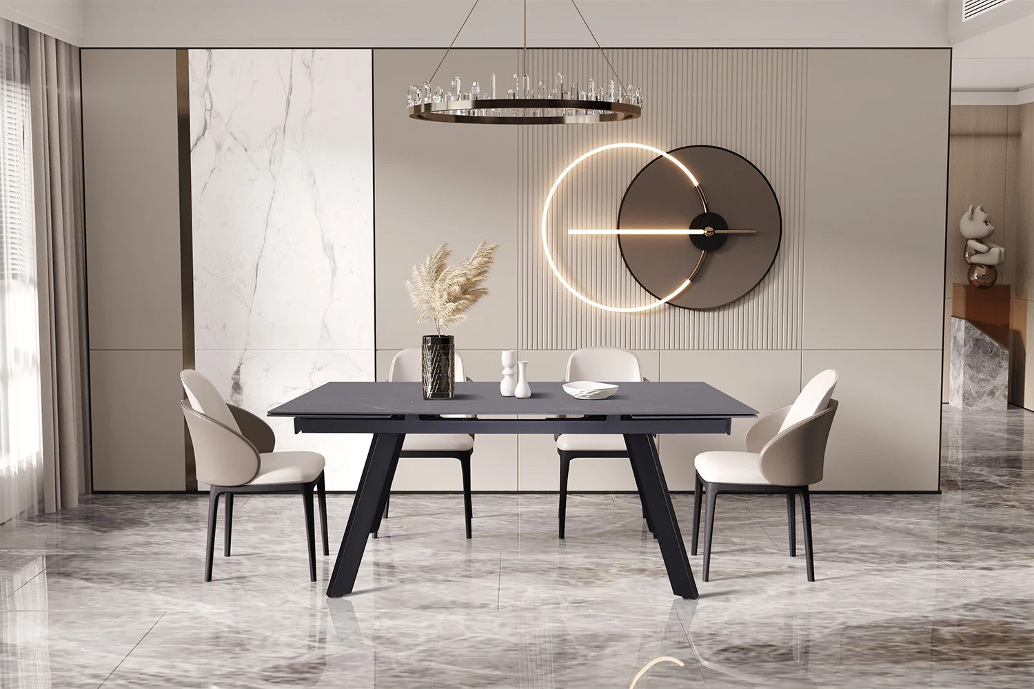 Een moderne eetkamer met de Uitschuifbare tafel 'Hera' 160-240 cm Rechthoekig Steen Zwart, vier witte stoelen, een vaas met gedroogd gras, marmeren vloeren en een neutraal getinte decoratieve muur met een ronde lamp.