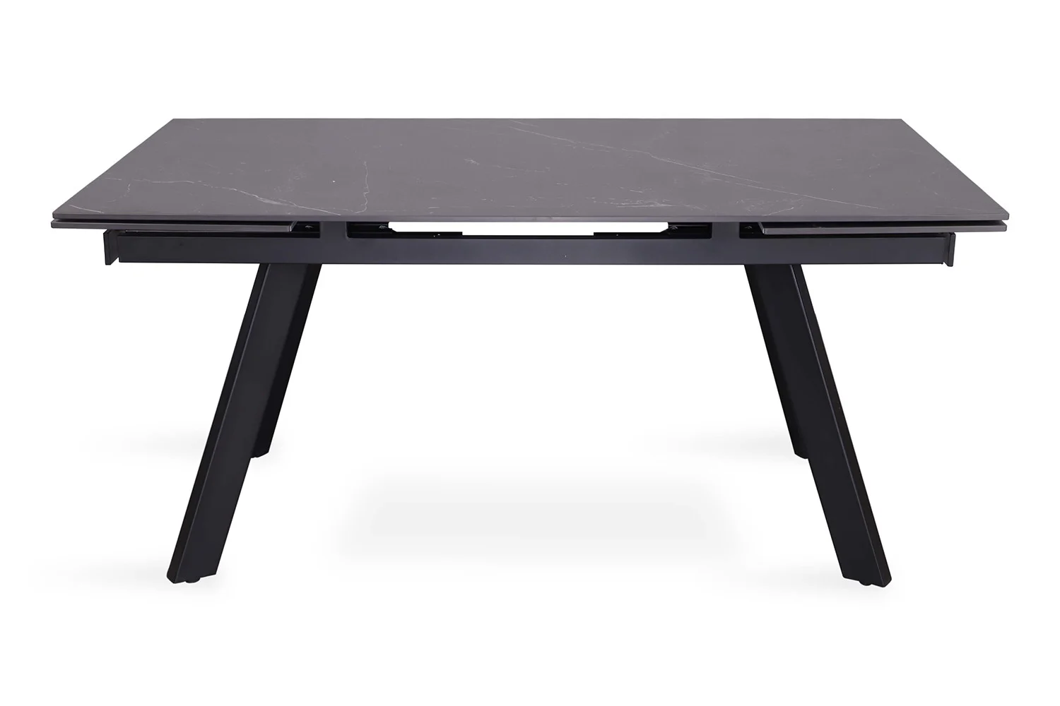 De Uitschuifbare tafel 'Hera' 160-240 cm is een moderne rechthoekige tafel met een strak zwart stenen oppervlak en schuine zwarte poten, tegen een effen witte achtergrond.