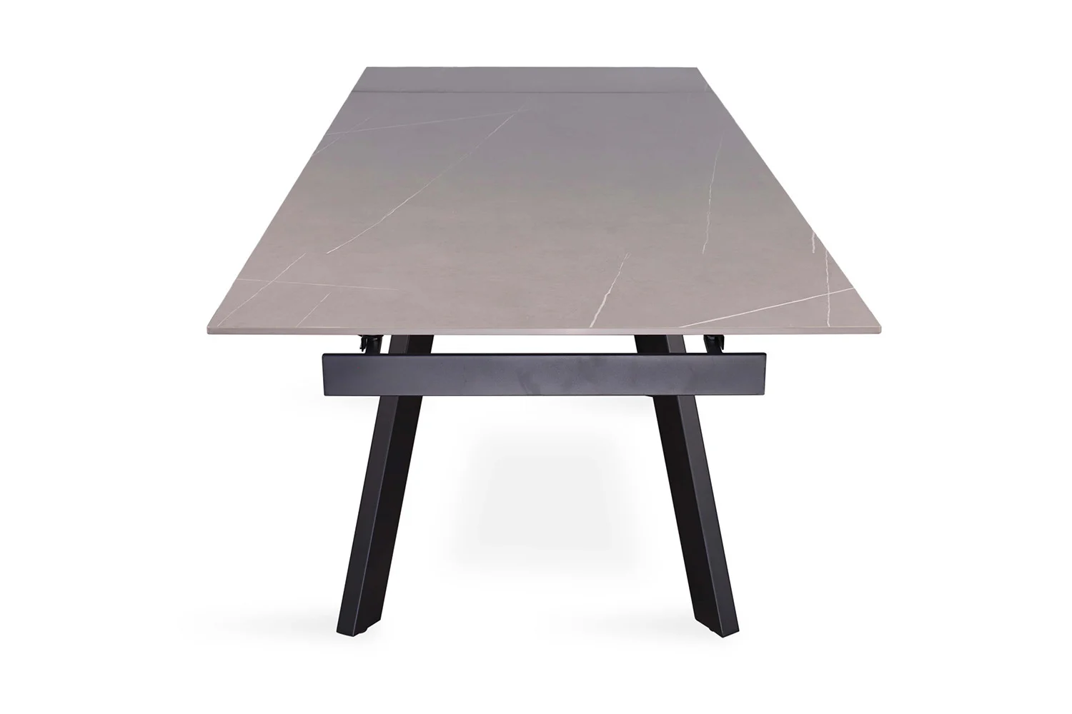 De UITVERKOOP - Uitschuifbare tafel 'Hera' 160-240 cm is een rechthoekige, uitschuifbare tafel in steengrijs met subtiele witte adering en schuine zwart metalen poten in een modern, minimalistisch ontwerp, getoond tegen een witte achtergrond.