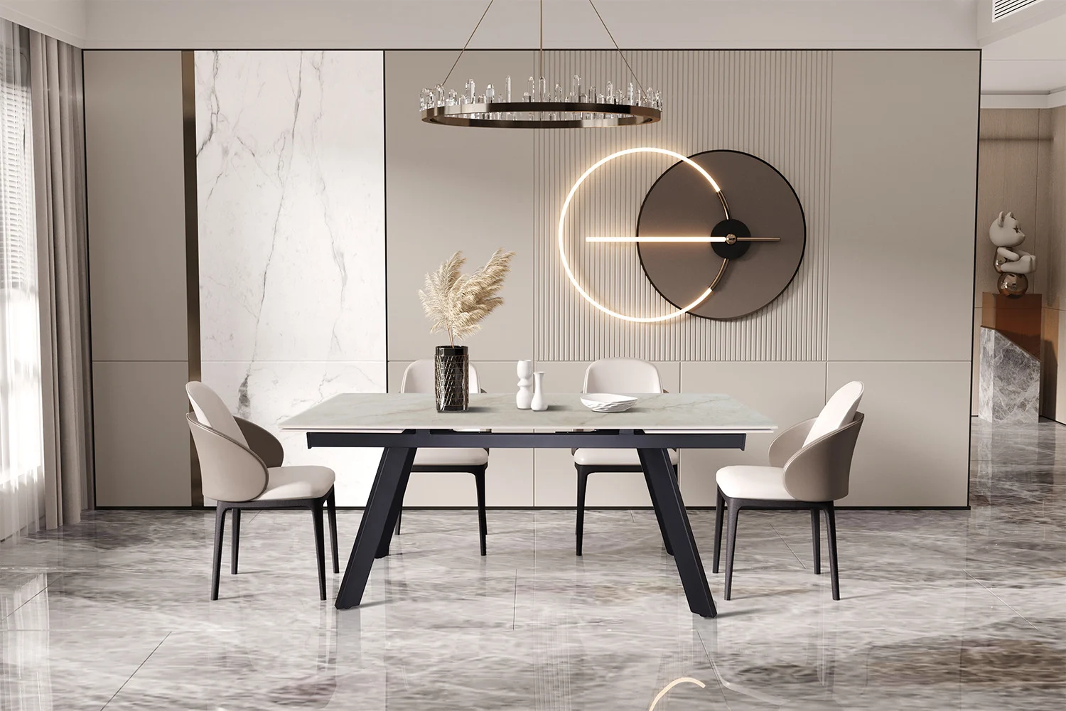Een moderne eetkamer met een marmeren vloer, vier stoelen en de Uitschuifbare tafel 'Hera' 160-240 cm rechthoekig glanzend Shakespear Beige. Een ronde wandlamp, eigentijdse kroonluchter en een vaas met gedroogd pampagras maken de look compleet.