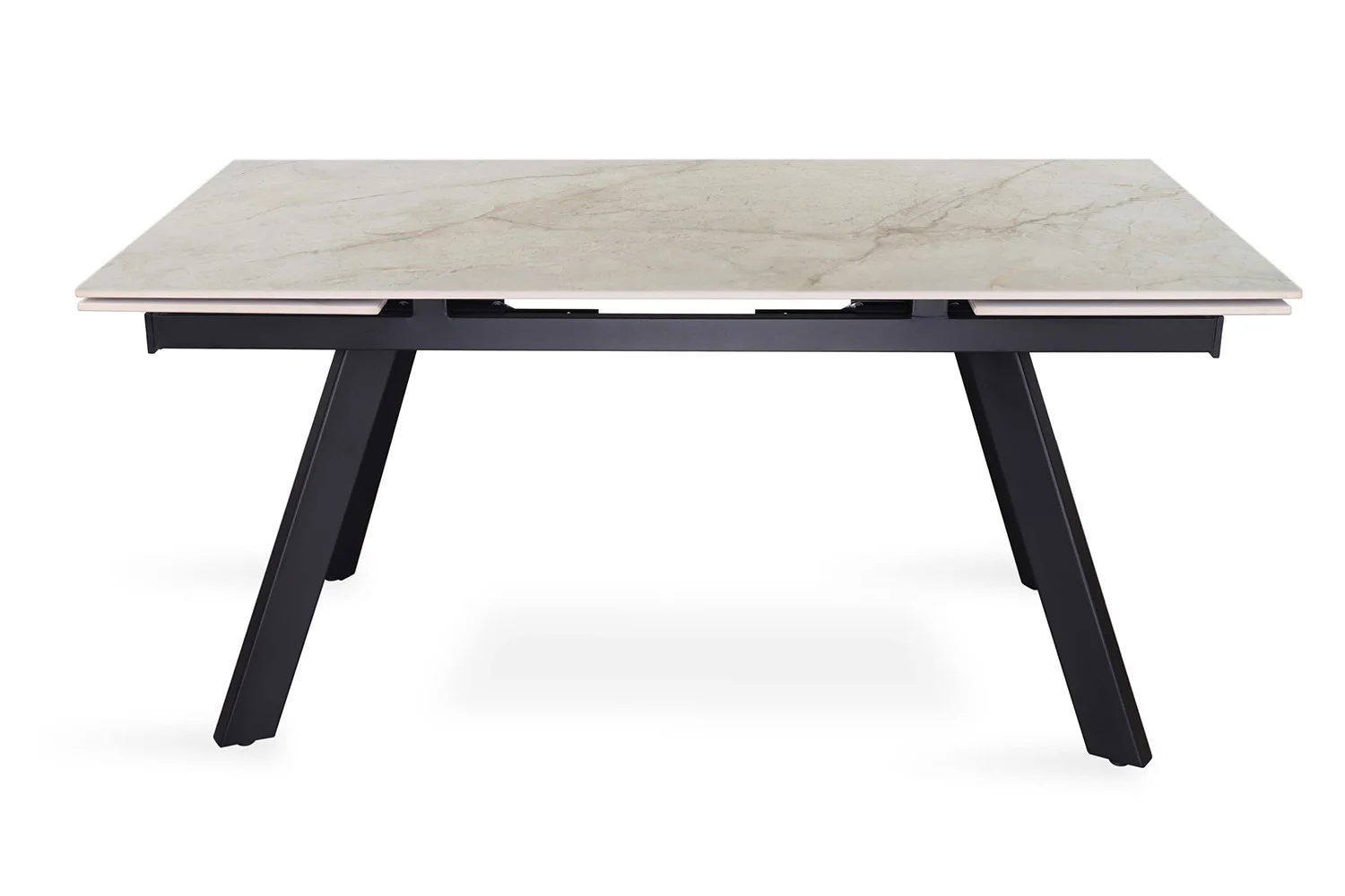 De Uitschuifbare tafel 'Hera' (160-240 cm) is een rechthoekige tafel met een glanzend, Shakespear Beige blad en vier zwarte, schuine poten. Het moderne minimalistische ontwerp wordt getoond tegen een witte achtergrond.