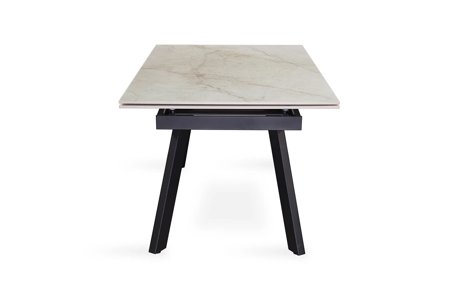 De Uitschuifbare tafel 'Hera' 160-240 cm heeft een modern rechthoekig ontwerp met een glanzend Shakespeare Beige blad en zwart metalen poten, afgebeeld vanaf de korte kant.