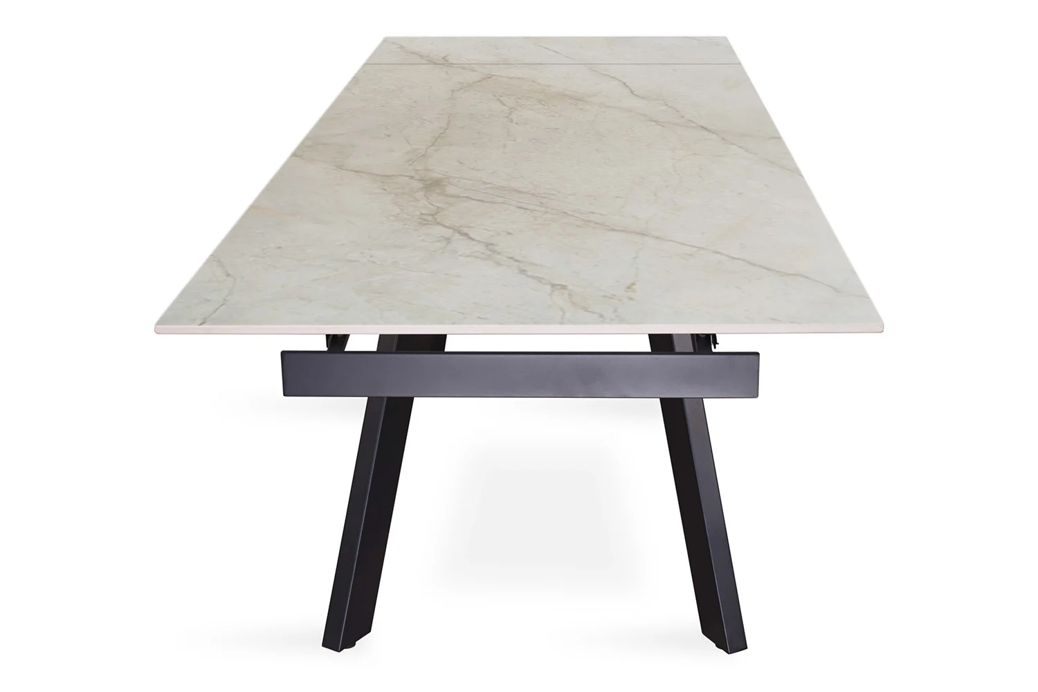 Uitschuifbare rechthoekige tafel 'Hera' (160-240 cm) met glanzend Shakespear Beige blad en zwarte, schuine poten, gezien vanaf een korte zijde tegen een witte achtergrond.