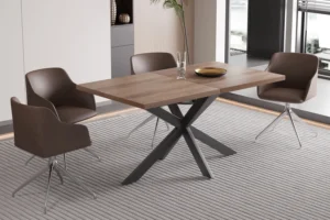 Een moderne eetkamer met de Uitschuifbare tafel 'Kos' 160-200 cm Donkerbruin, vier bruine draaistoelen met metalen poten, een glas en bord op tafel en een lichtgrijs gestreept vloerkleed eronder.