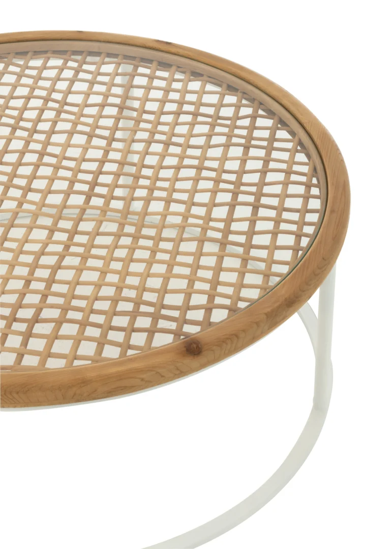 De Salontafel Roest in wit heeft een rond metalen frame van 90x90 cm met een licht houten afwerking en een geweven roosterblad, waarbij natuurlijke en moderne materialen worden gecombineerd voor een stijlvolle look.