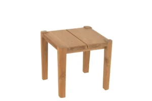 De Bijzettafel Bruce Teak Natuurlijk is een eenvoudige bijzettafel met een rechthoekig blad en vier rechte poten, gemaakt van lichtgekleurd teakhout, tegen een effen witte achtergrond.