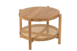 De Bijzettafel rond teak natuurlijk is een ronde houten bijzettafel met vier poten, een glad massief teakhouten blad en een onderste plank van gevlochten riet. Met een eenvoudig, modern ontwerp en een natuurlijke houten afwerking is het een aanvulling op elke ruimte.