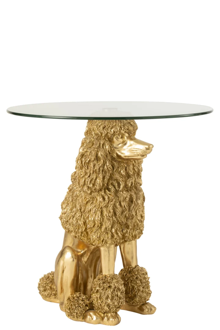 De Bijzettafel Poedel Rond Polyresin Goudkleurig is een ronde glazen tafel met een gouden poedelbasis in een zittende houding, gedetailleerd met krullend bont en pompon accenten op zijn poten en staart.