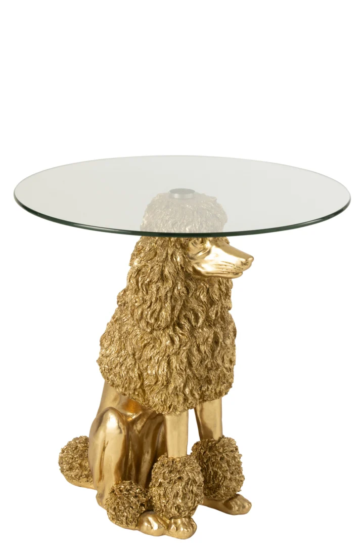 De Bijzettafel Poedel Rond Polyresin Goudkleurig is een ronde tafel met glazen tafelblad met een goud gebeeldhouwde poedel met gedetailleerde krullende vacht en pomponaccenten die het tafelblad rechtop ondersteunt.