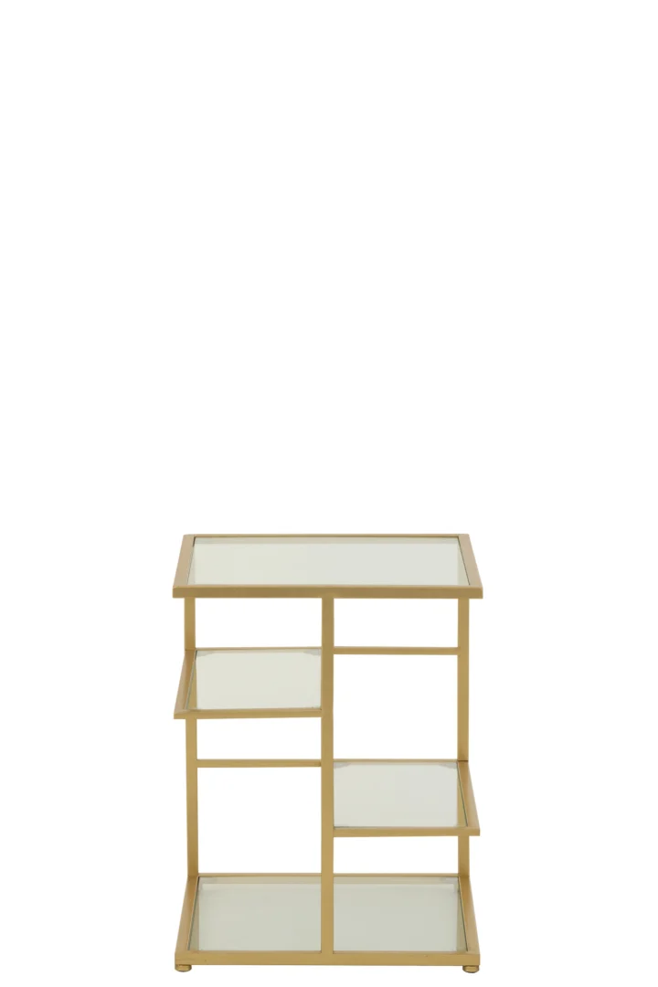De Bijzettafel ijzer/glas goudkleurig is een moderne bijzettafel met een goudkleurig metalen frame en vier glazen planken op verschillende hoogtes en groottes, gerangschikt in een geometrisch, asymmetrisch ontwerp.