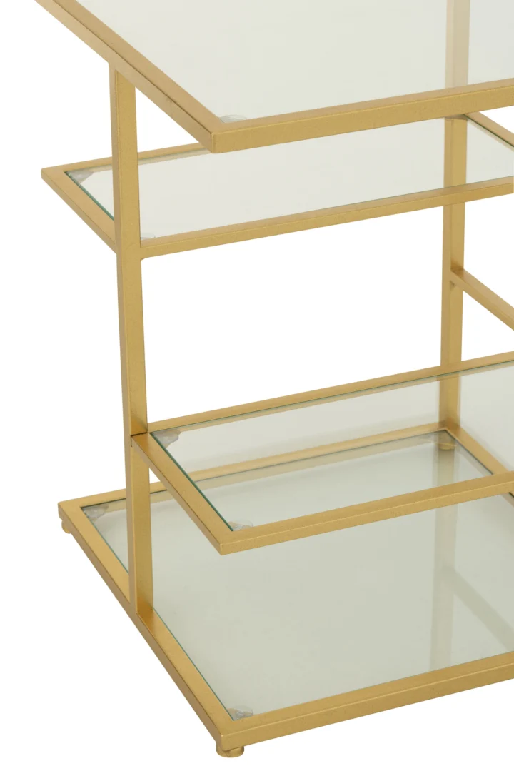 Een close-up van de Bijzettafel ijzer/glas goudkleurig, een moderne bijzettafel met een goud metalen frame en meerdere heldere glazen planken op verschillende hoogtes.