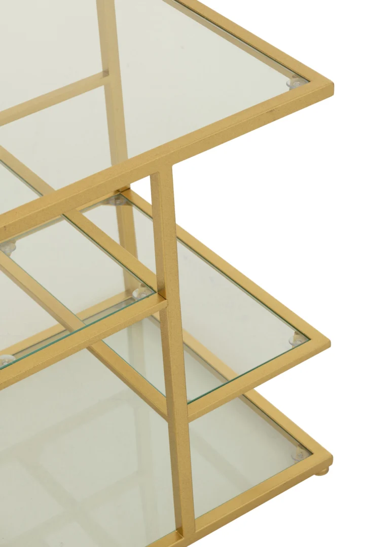 Close-up van de Bijzettafel ijzer/glas goudkleurig, een moderne tafel met een goudkleurig metalen frame en meerdere rechthoekige glazen planken op verschillende niveaus, waardoor een geometrisch, open ontwerp ontstaat.