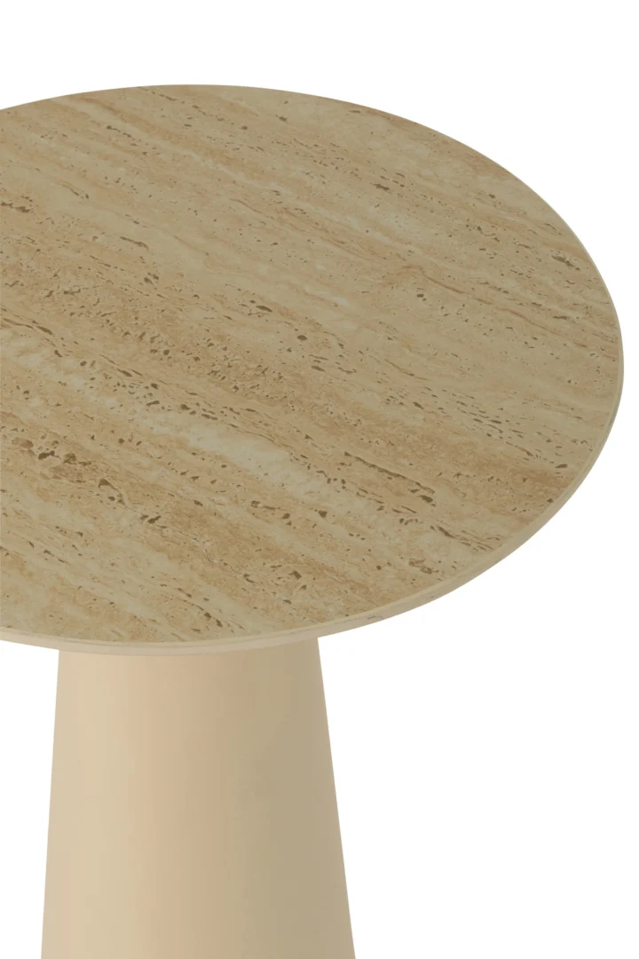 De Bijzettafel Beige, Roest (40 x 63 CM) is een ronde tafel van keramiek met een beige gestructureerd blad en een glad, stevig licht onderstel, afgebeeld tegen een witte achtergrond.