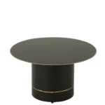 De Salontafel Zwart is een ronde zwarte ijzeren tafel (60 x 60 cm) met een breed, plat blad en een cilindervormig onderstel, beide met dunne gouden accenten langs de randen. Tegen een effen witte achtergrond.