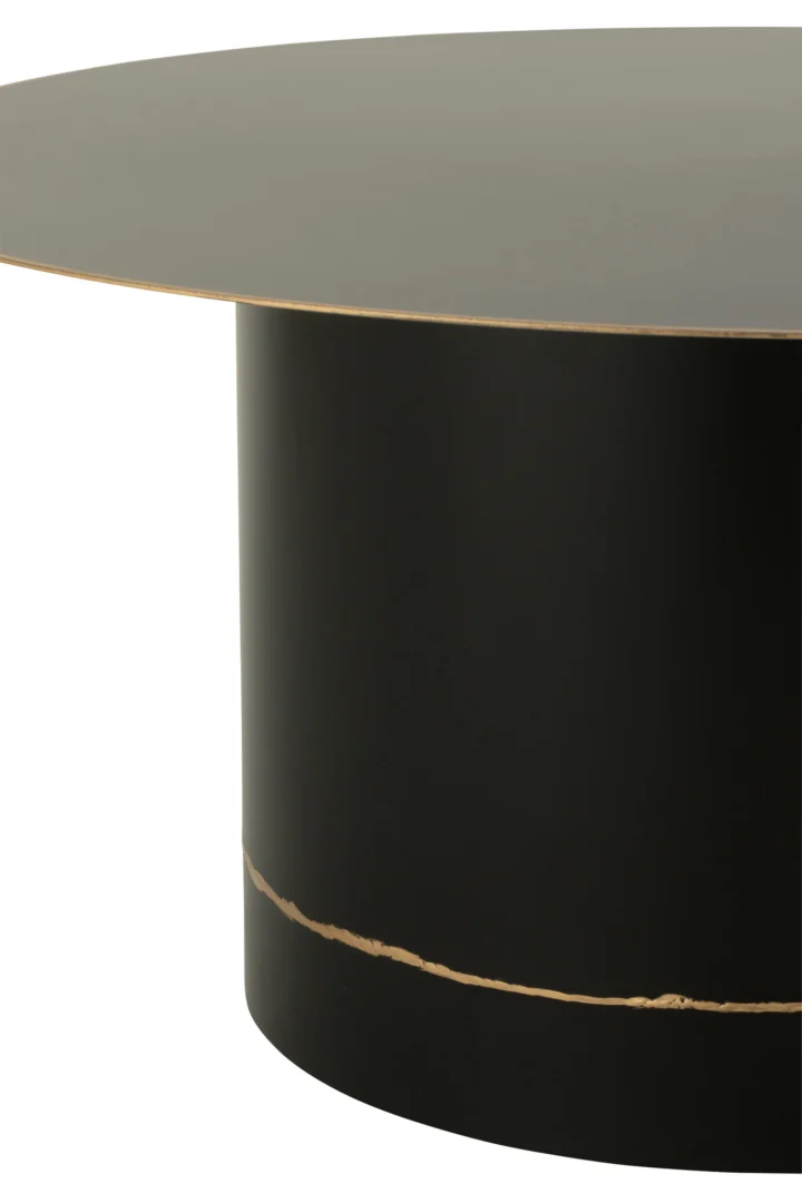 Een close-up van de Salontafel Zwart 80 x 80 CM Rond Ijzer toont het ronde zwarte tafelblad met een dikke cilindrische basis, geaccentueerd door een dunne ongelijke gouden lijn bij de basis en een subtiele gouden rand op de rand van het tafelblad.