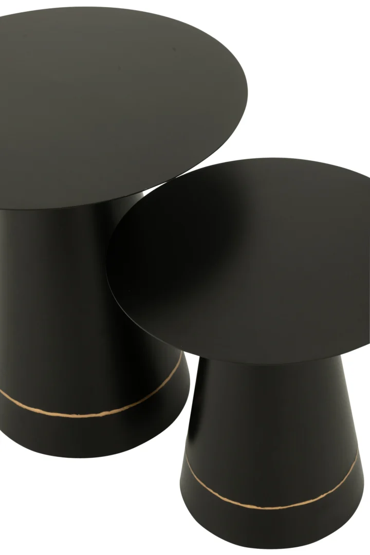 Twee moderne, vierkante, zwart ijzeren Bijzettafels (50x50 cm) met subtiele gouden accentlijnen aan de onderkant, dicht bij elkaar geplaatst tegen een witte achtergrond.