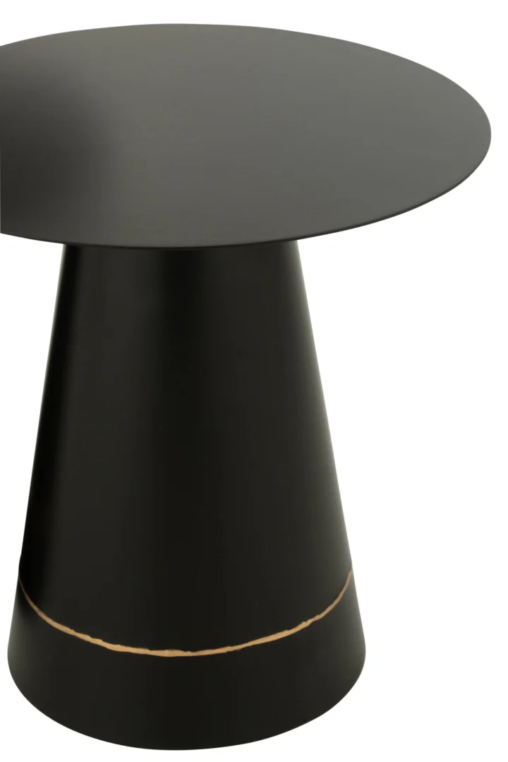 De Bijzettafel Zwart 50 x 50 CM Vierkant is een moderne ijzeren bijzettafel met een strakke zwarte afwerking en een dun horizontaal gouden accent aan de onderkant, met een stoer, eigentijds ontwerp.